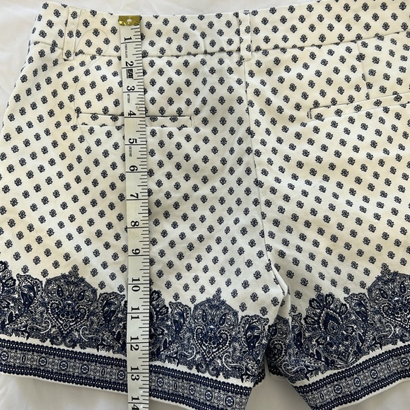 Artisan NY Patterned Women Shorts size 6, blue and white cotton blend casual - Picture 5 of 7